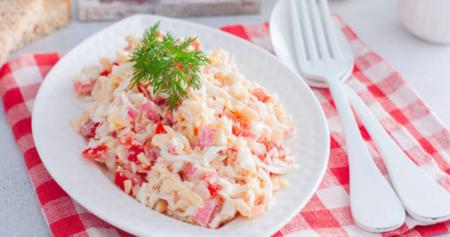 Салат из крабовых палочек «Красное море»: что добавить в блюдо для оригинального вкуса