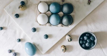 Как правильно покрасить яйца чаем каркаде: делимся самым простым способом