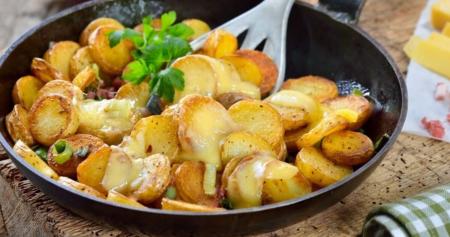 Как правильно жарить картофель, чтобы он не прилипал к сковороде: делимся советами и рецептом