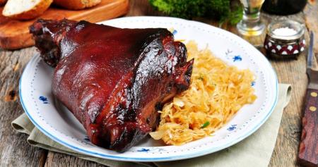 Основное мясное блюдо к праздникам: узнайте тайну сочной свиной рульки по-чешски