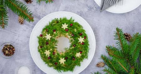 Настоящее украшение праздничного стола: как приготовить салат «Новогодний венок»