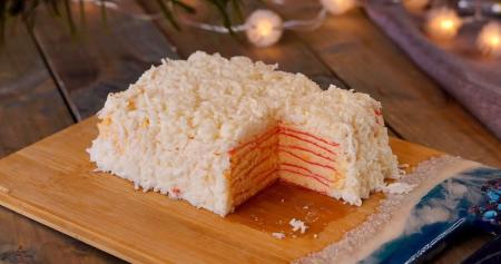 Закусочный крабовый торт из слоеного теста с необычными начинками: делимся рецептом блюда для праздничного стола