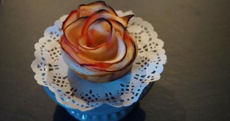 Яблоневая роза из слоеного теста от звездного повара: вместо привычного пирога