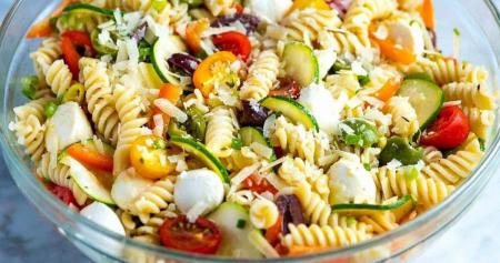 Сытный итальянский салат с макаронами, ветчиной и овощами для ужина и праздничного стола: готовится 15 минут